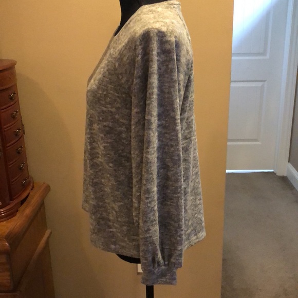 Jules and James Long Full Gathered Sleeves Top - Picture 2 of 7